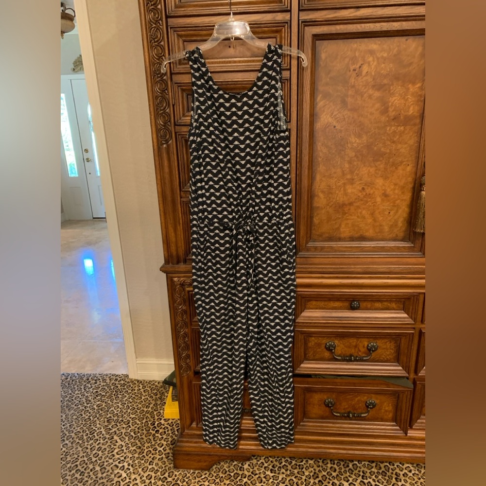 Old Navy Black and White Sleeveless Jumpsuit Size Medium